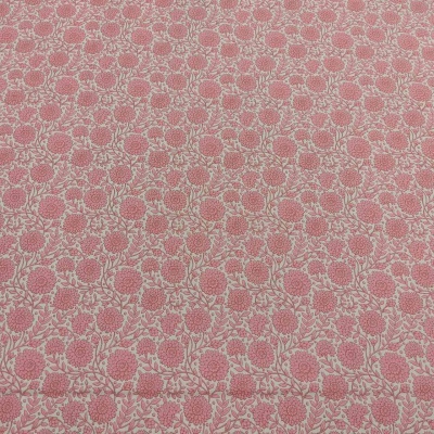 Tecido rosa com padrão floral repetitivo em tons rosa e bege