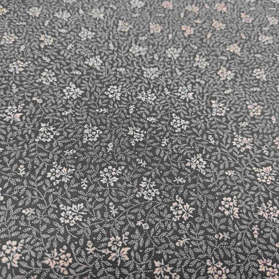 tecido com padrão floral em fundo cinza escuro