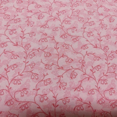 Tecido rosa com padrão de ramos e flores pequenas em rosa escuro