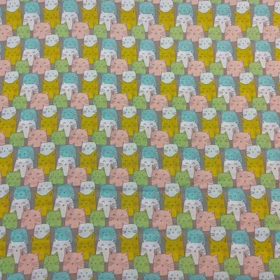 Tecido com padrão de gatos coloridos em tons pastel sobre fundo branco