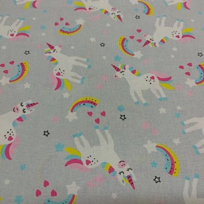 Tecido cinzento com unicórnios coloridos e padrões de estrelas e corações