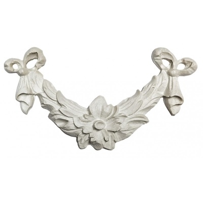 Aplicação decorativa branca com motivo floral e laçadas em madeira ou resina