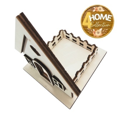 Casinha decorativa de madeira clara com detalhes escuros e porta com coração