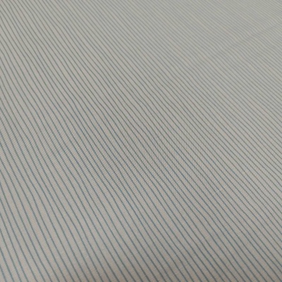 Tecido branco com riscas azuis finas e textura lisa