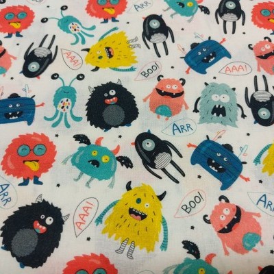 Tecido branco com padrão de monstros coloridos e balões de texto