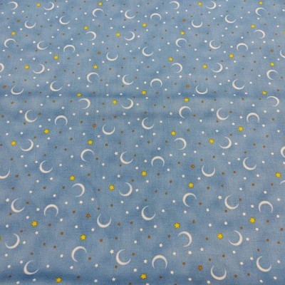 tecido azul claro com padrão de luas e estrelas amarelas e castanhas
