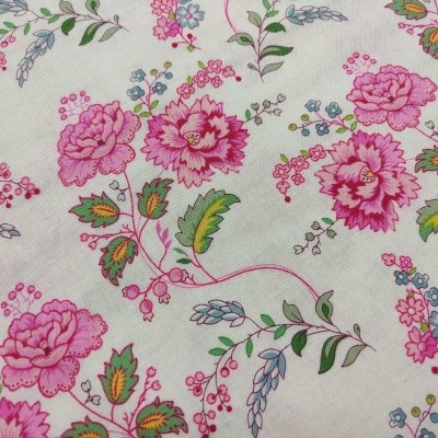 Tecido branco com padrão floral rosa, azul, verde e amarelo
