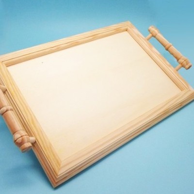 Tabuleiro retangular de madeira clara com alças torneadas