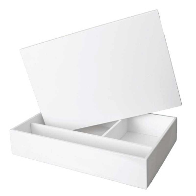 Caixa branca de armazenamento com tampa e três compartimentos internos