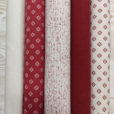 Cinco rolos de tecido vermelho e branco com padrões e texto manuscrito