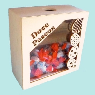 Caixa branca com doces embrulhados e decoração temática de Páscoa