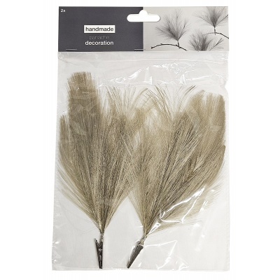 Decoração artesanal com penas bege claro em embalagem plástica