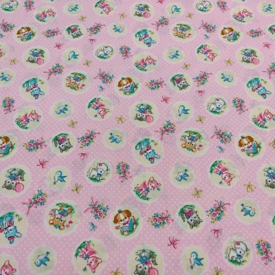 Tecido rosa com padrão de bolinhas e ilustrações infantis de animais em círculos