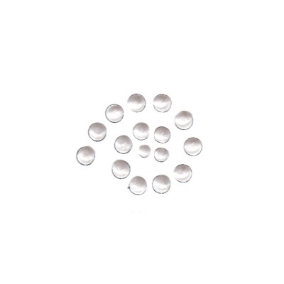 Pastilhas ou comprimidos brancos redondos sobre fundo branco