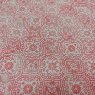 Tecido rosa e branco com padrão floral repetido