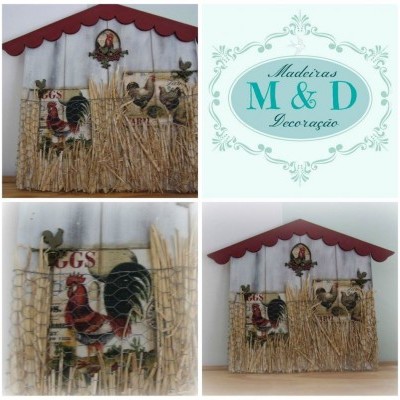 Decoração de madeira com galinhas e galo, tipo cabana com rede e ramos secos