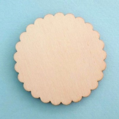 Disco redondo de madeira clara com bordas onduladas sobre fundo azul claro