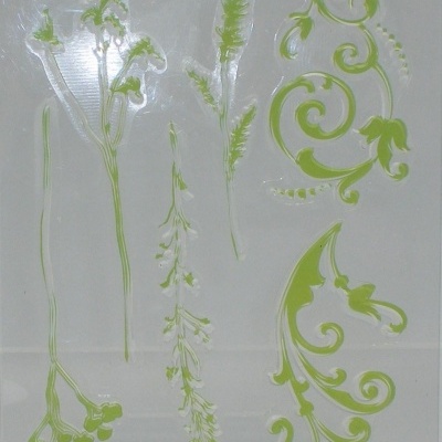 Folhas e flores verdes em relevo decorativo sobre fundo claro