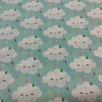 tecido com padrão de nuvens e gotas coloridas sob fundo azul claro