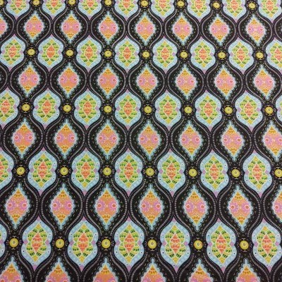 Pano com padrão geométrico e floral em várias cores