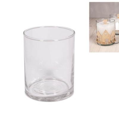 Copo de vidro simples e copos decorados com casas iluminados em superfície clara