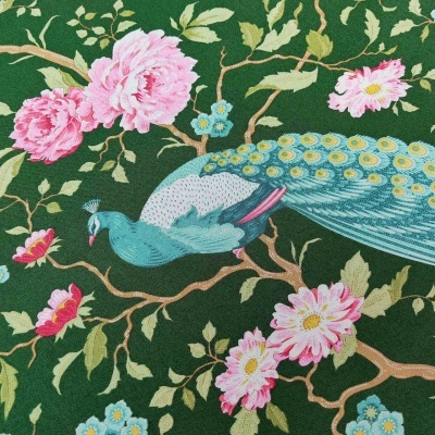 Tecido com estampado de pavão e flores em fundo verde
