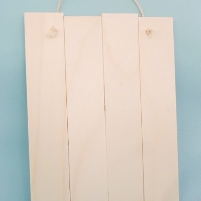 Prancha decorativa de madeira clara com cordão de juta para pendurar