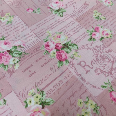 tecido rosa com padrão floral e textos decorativos em francês e inglês
