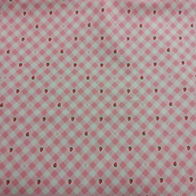 Tecido rosa com padrão xadrez e pequenos motivos castanhos