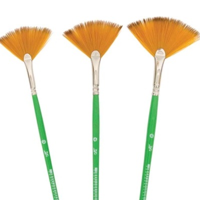 Três pincéis leques com cabos verdes e cerdas amarelas