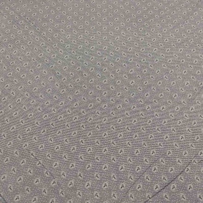 Tecido cinzento com padrão repetido de pequenas formas em V pretas