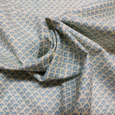 tecido macio branco com padrão azul e dobras