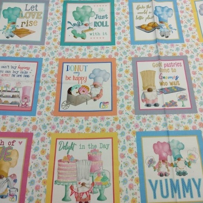 Papel de embrulho com desenhos de cozinheiros, bolos e frases em inglês