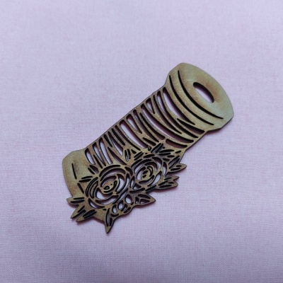 Broche de madeira com desenho de tronco e corações