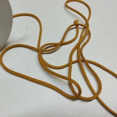 Corda laranja enrolada em superfície branca