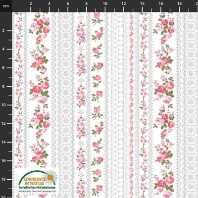 Tecido branco com padrão de flores rosas, rendas brancas, régua em cm e etiqueta de controle de qualidade.