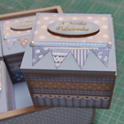 Caixa decorativa azul e bege com texto A Minha Pulseirinha