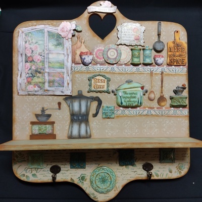 Tabuleiro decorativo de cozinha em madeira com relevo e texturas variadas.