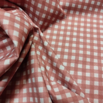 Tecido xadrez rosa-velho e branco dobrado