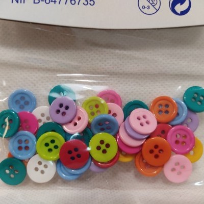 Pacote de botões coloridos de plástico com quatro furos, em embalagem transparente com cabeçalho branco e texto azul.