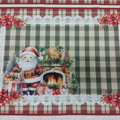 Toalha ou individual com padrão quadriculado e desenho de Pai Natal junto a lareira e decoração natalícia