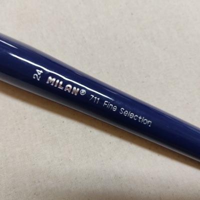 Lápis azul escuro com inscrições brancas