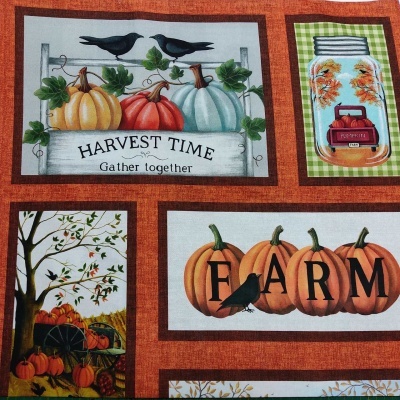 Tecido decorativo com abóboras, pássaros, carrinha vermelha, árvore e textos em inglês