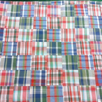 Tecido em padrão xadrez com quadrados multicoloridos e textura visível