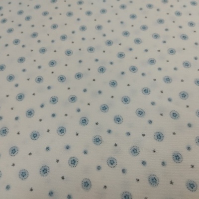 Tecido branco com padrão de pequenas flores azuis