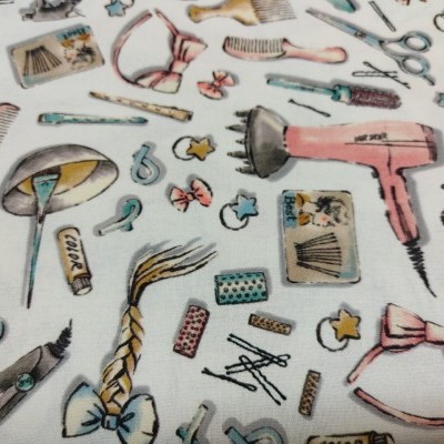 Tecido branco com padrões de ferramentas de beleza coloridas