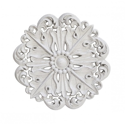 Objeto decorativo redondo em metal branco com design floral e texturas