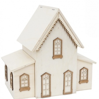 Miniatura de casa em madeira clara com janelas e portas recortadas