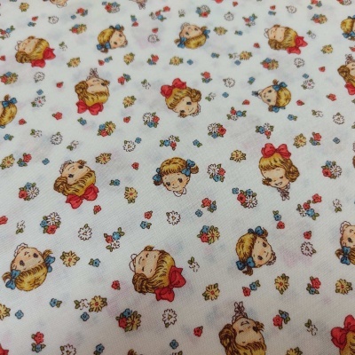 Tecido branco com padrão de caras de meninas com laços e pequenas flores coloridas