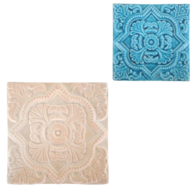 Dois azulejos quadrados decorativos com padrões florais em relevo, um bege e outro azul.